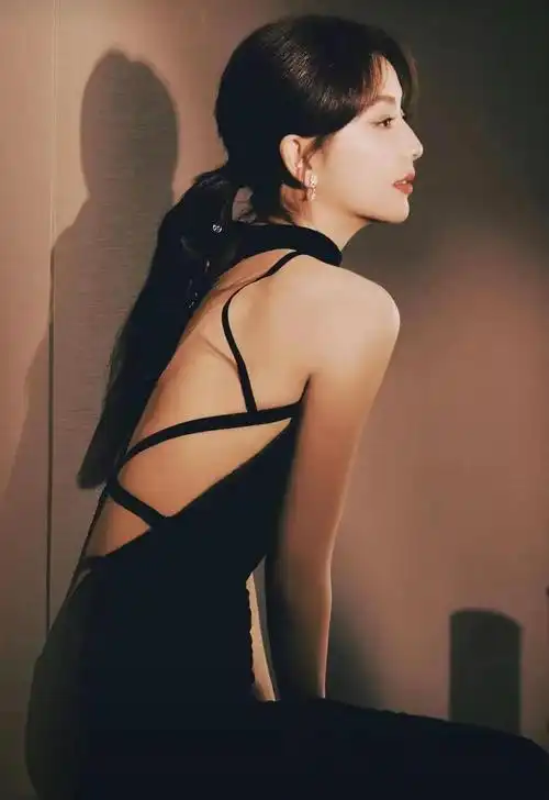 佟丽娅大露背美上热搜网友直呼离开前夫越来越好看了