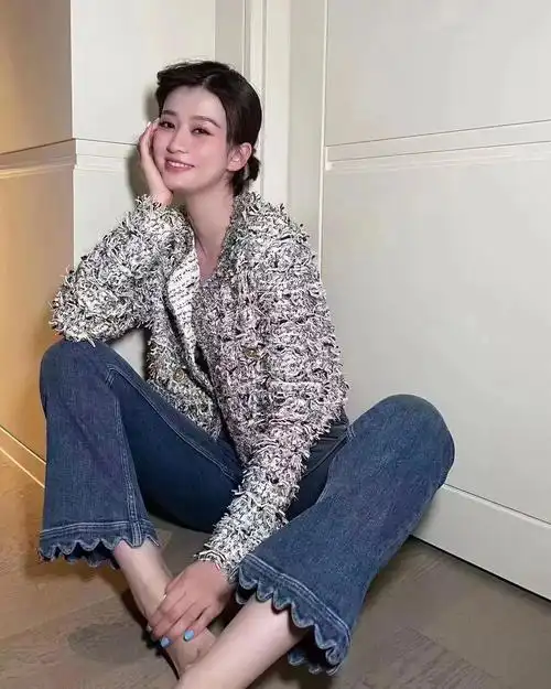 乔欣身着stjohnsp22针织花呢夹克利落