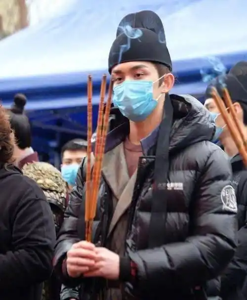 就是关于男主角一事,屈楚萧一直被爆男主角被换了,由吴磊顶替,因此