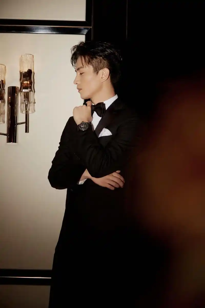 32岁的陈晓依旧充满少年感,墨绿色西装尽显气质,成熟又帅气