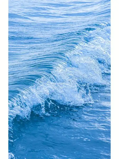 炎炎夏日的海浪给你舒适的松弛感