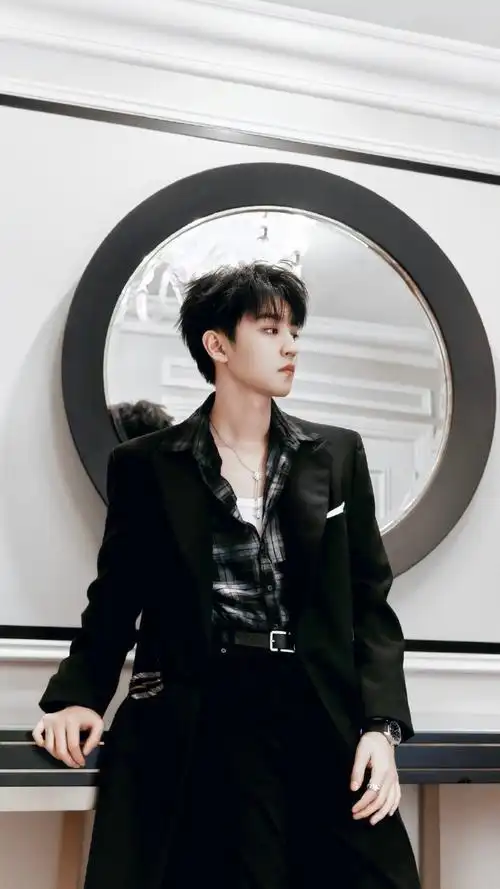 王俊凯单手吊威亚