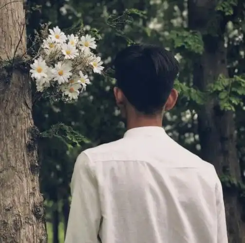 少年与捧花男生头像ins伤感孤独背影