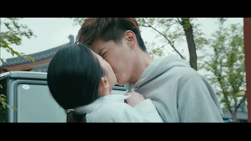 当红鲜肉荧幕初吻给了谁?鹿晗给了娜扎,张艺兴给了她!