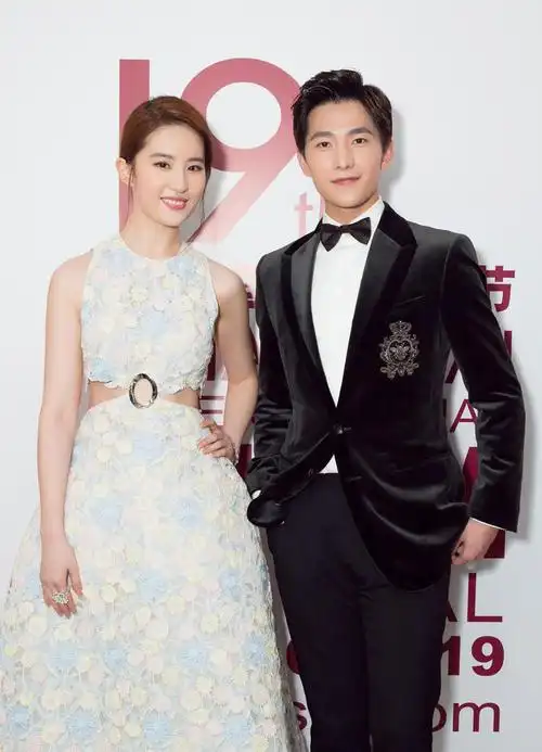 杨洋刘亦菲带儿子亮相上影节颜值爆表