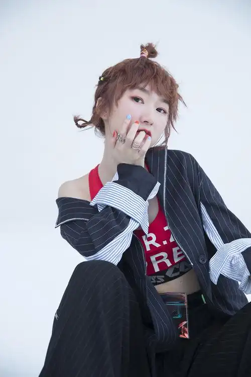 你的西服女孩汪睿已上线签约飞宝传媒玩转95后个性态度