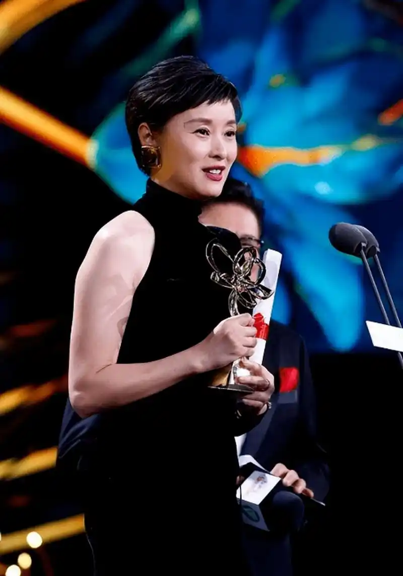 到了吴越和蒋勤勤两个人同框的照片,果真两个人之间还是有一定的对比