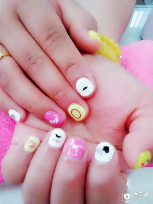 圆形黄色紫色白色可爱短指甲也很美哦!美甲图片