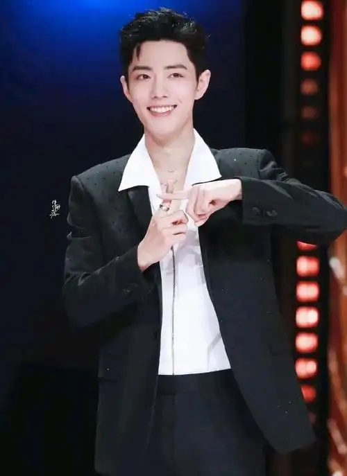 还是非常喜欢明媚阳光的人,肖战笑容满面,令人喜欢