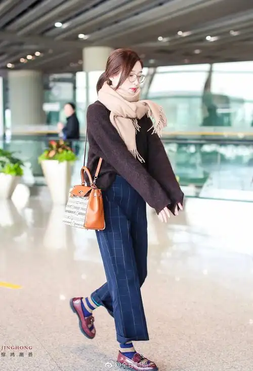 时尚明星#江疏影# 近日机场造型,柔软的大地色配上经典格纹,妥妥的