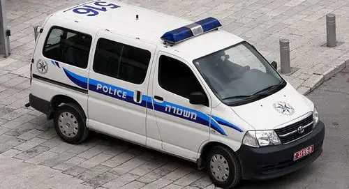 以警方:以色列强力人员制服一名企图袭击的巴勒斯坦女子