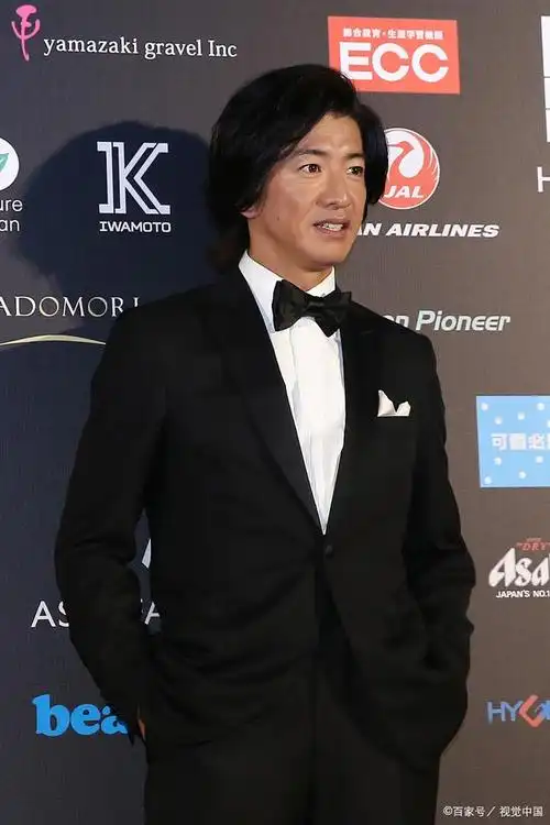 木村拓哉与妻子工藤静香罕见同框,十指紧扣超恩爱,力破婚变传闻