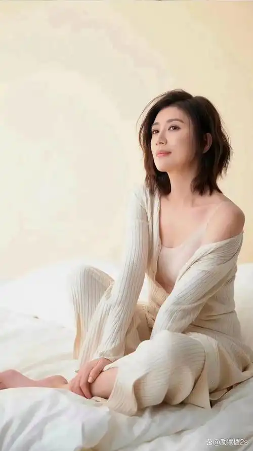 照片中,贾静雯一脸不悦,甚至露出了愤怒的神情,与她平时的形象