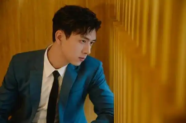 李现的苏感清爽不油腻!即使年岁增长也仍保持绝对的帅气和儒雅