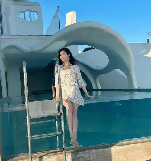 一阵不见像变了个人,40岁蒋欣瘦成"纸片人",新剧里美出新高度_身材