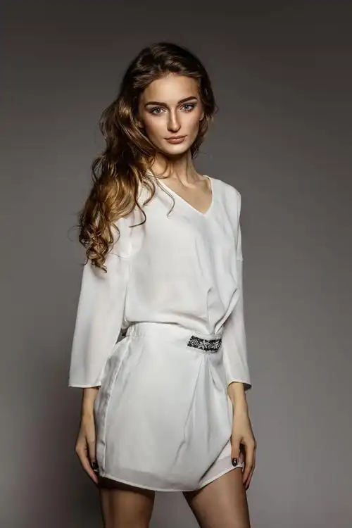 穿着白色衣服的美丽女性模特