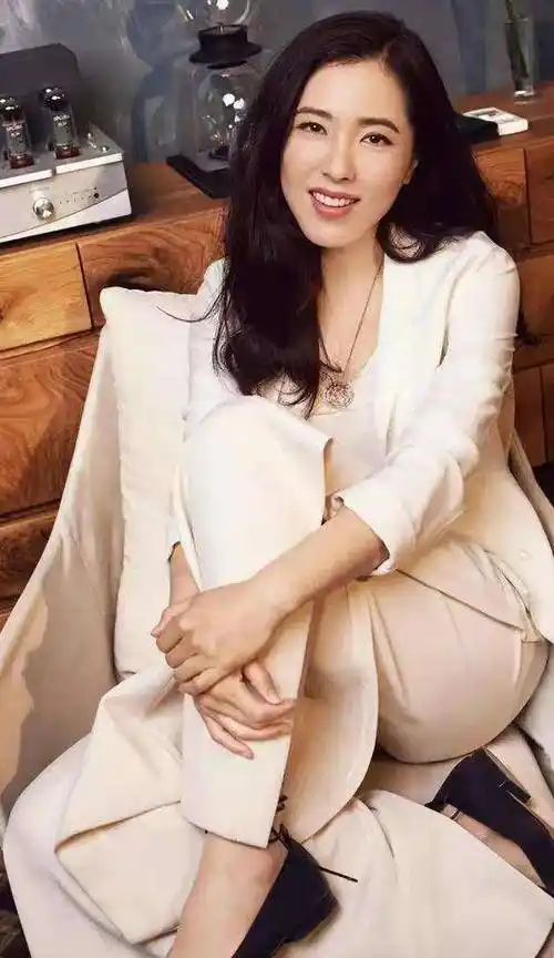 原创曾黎的5段感情三段和影帝四月被拍到新恋情45岁还未结婚