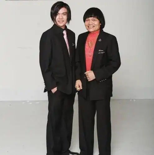 颜值差太多丑星八两金26岁儿子曝光混血长相高级上镜超绝