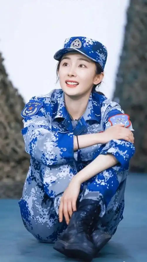 杨幂#杨幂的这个军装造型,莫名觉得好可爱!