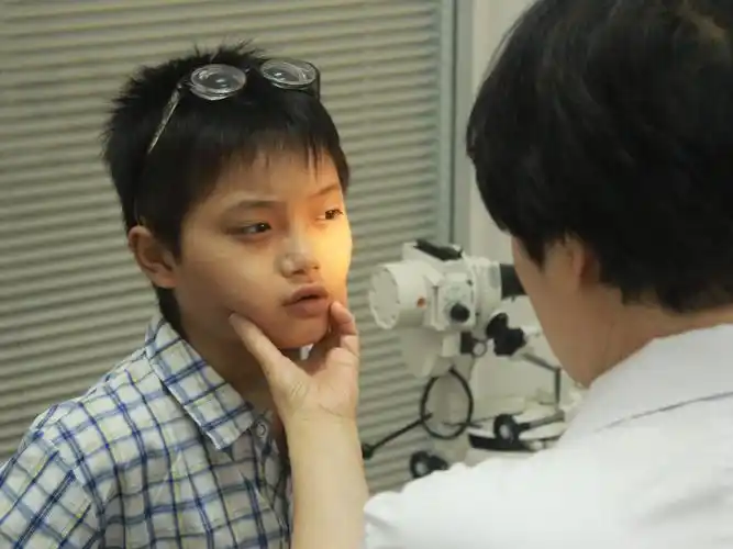 河南留守儿童双眼高度近视2200度 海南爱心医院愿免费救助