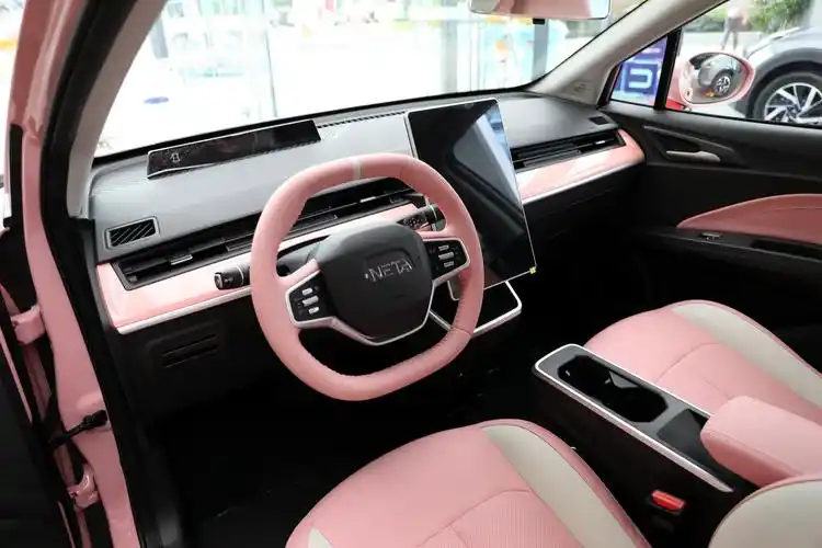 探店实拍哪吒v 颜值这玩意可信不? - 百车