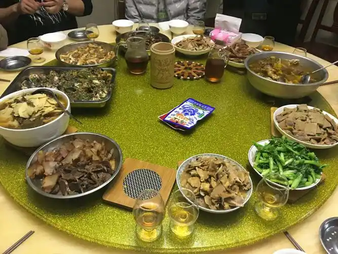 一桌丰盛的私房菜～等着我们的