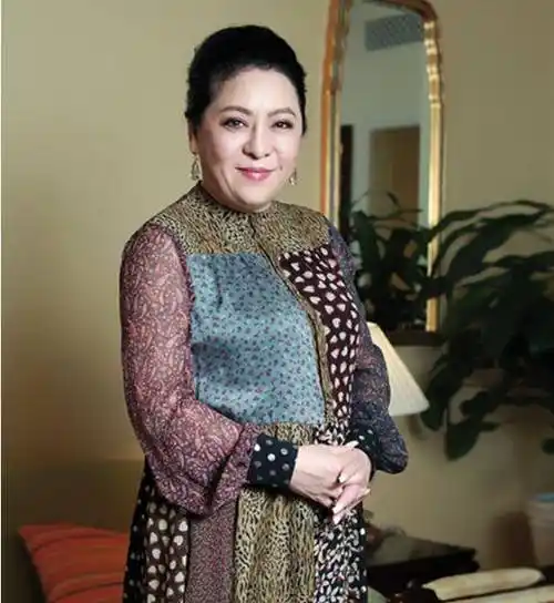 原创向太陈岚参加好友庆生活动近照一头干练短发瞬间年轻十几岁