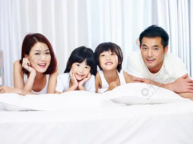 亚洲家庭有两个孩子的画像
