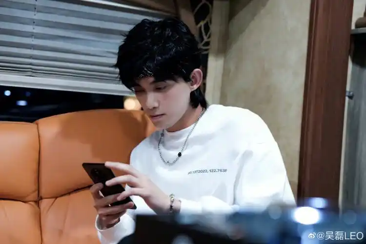 三石弟弟晋升为七月男友吴磊壁纸