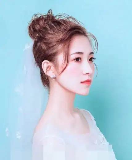 周边头发是做着蓬蓬效果,龙须刘海部分更是体现出美度,凌乱蓬松头发