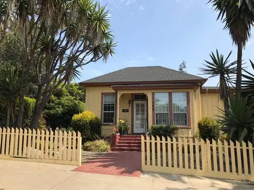 现在,就要给大家看看这漂亮的别墅,这是在海边的房子,很精致,也很贵.