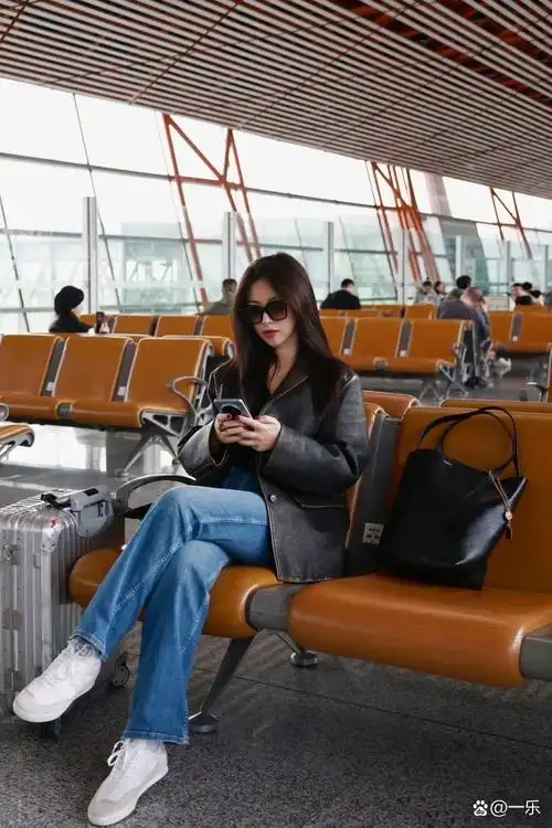 女明星# 朱珠机场街拍!黑色搭配牛仔最好看了,这身穿搭太炫酷了吧!