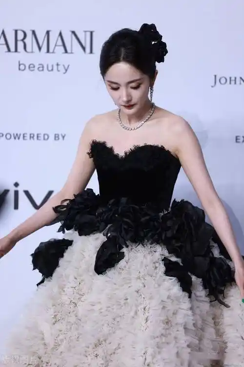 杨幂黑白羽毛裙造型出席2023gq moty年度人物盛典_乌镇_浙江