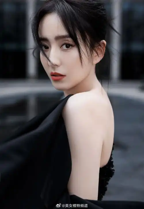 佟丽娅红唇黑裙高贵优雅