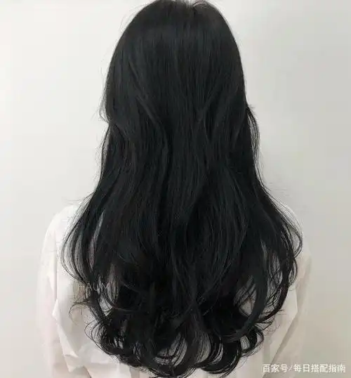 放弃你的黑长直吧!今年春天流行这3款长卷发,时髦减龄还显脸小