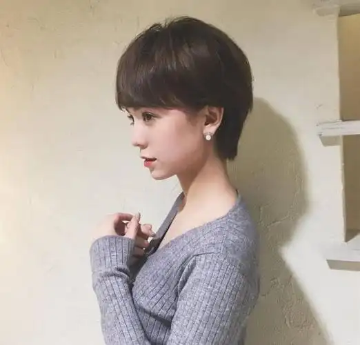 好看的露耳短发发型女