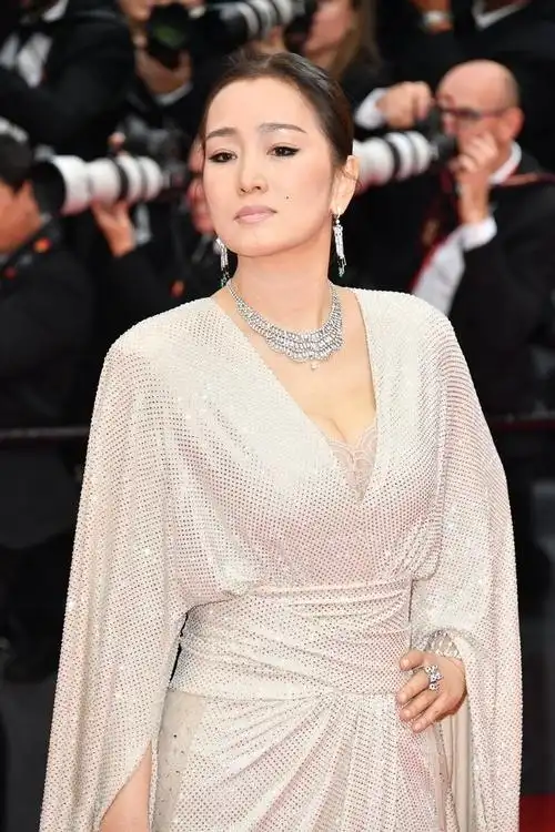 戛纳这一夜,被"丰腴大气"的巩俐惊艳,不迎合审美却碾压全场_腾讯新闻