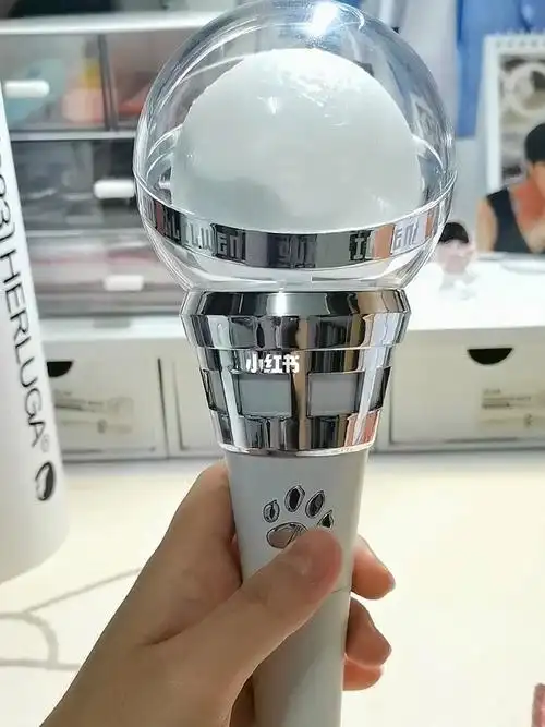 左半边控制月球旋转,右半边调节灯的模式#时代少年团刘耀文  #应援棒