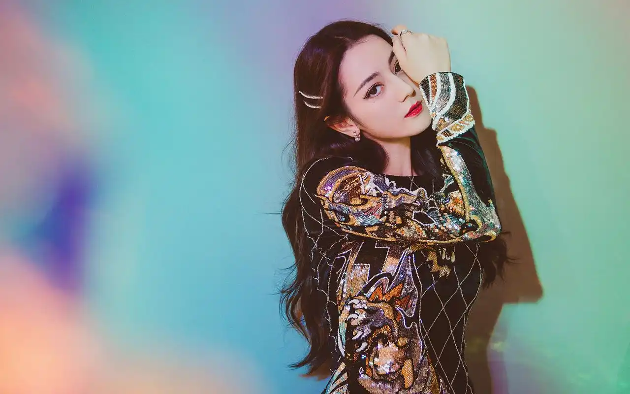 迪丽热巴性感优雅写真桌面壁纸