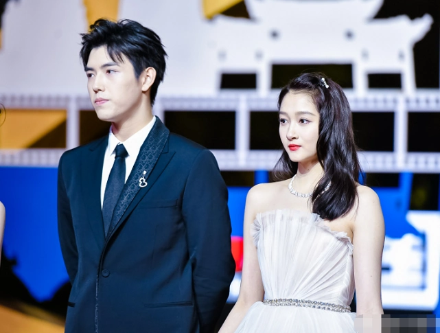 陈飞宇伸手扶关晓彤,看清关晓彤的手部姿势,鹿晗终于可以放心了