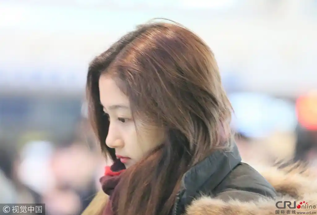 关晓彤脱帽摘镜过安检侧颜漂亮显清纯本色