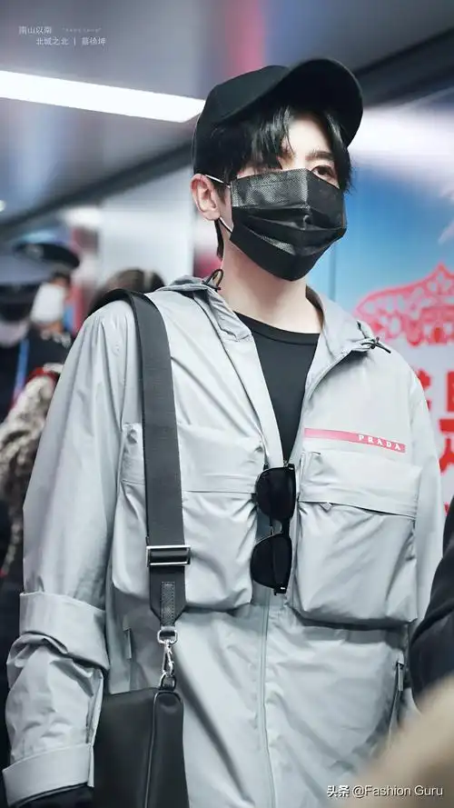 蔡徐坤身着prada现身机场