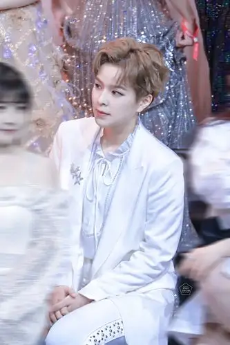 火箭少女101 sunnee 杨芸晴 191116 芭莎慈善夜 创造101