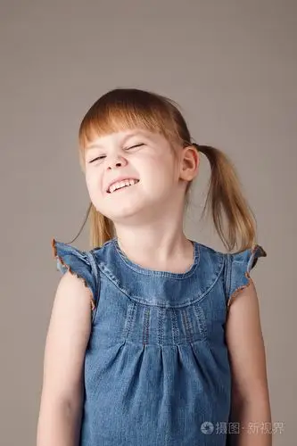 可爱的小女孩笑
