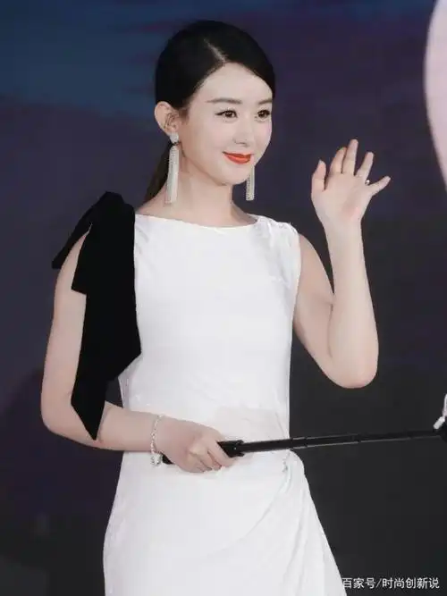 赵丽颖复出荣耀归来北京首秀,一身白色丝绒礼服温婉大气柔美靓丽