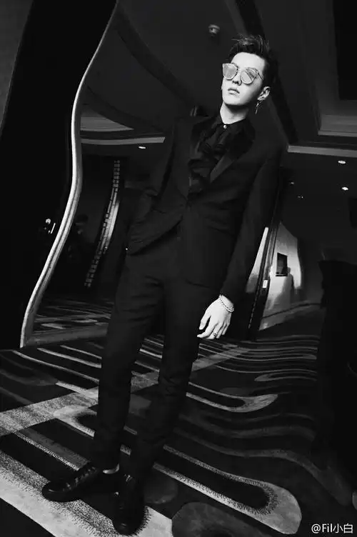 求问各位鲵们有没有吴亦凡正脸全身照啊