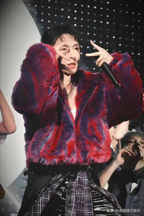 这一晚,张艺兴穿貂皮,杨幂脱鞋杨颖像芭比娃娃,谁是全场最佳?