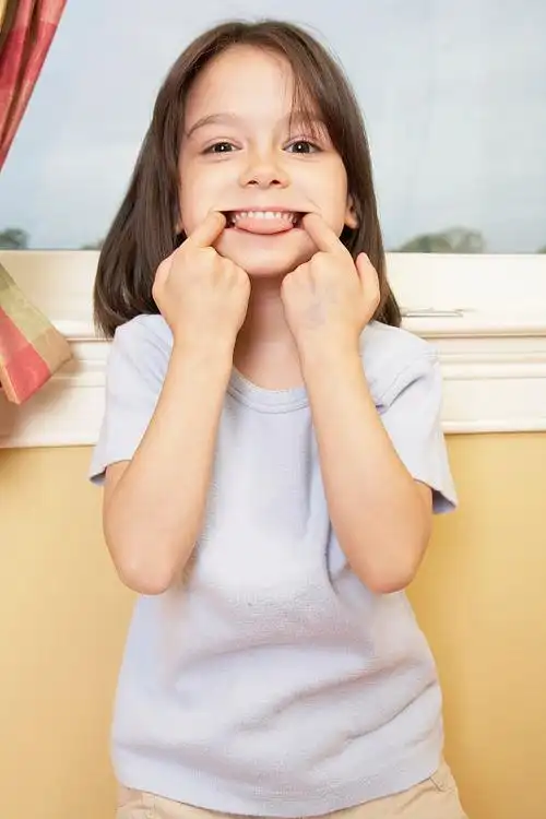 女孩(5-7)做鬼脸图片下载