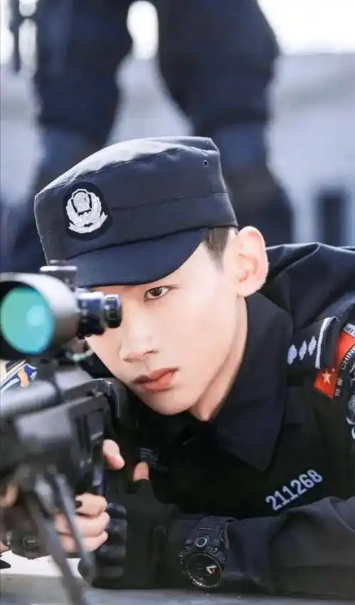 白敬亭,终于明白相看两不厌,唯有敬亭山_特警_白鸽_身手