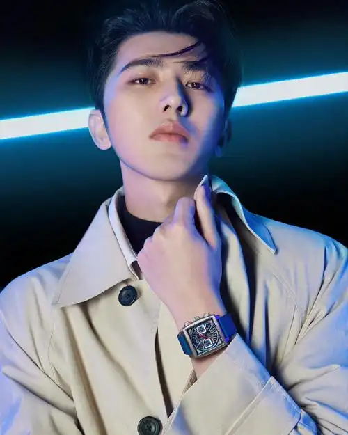 蔡徐坤白色风衣未来感大片##蔡徐坤风衣造型男友感